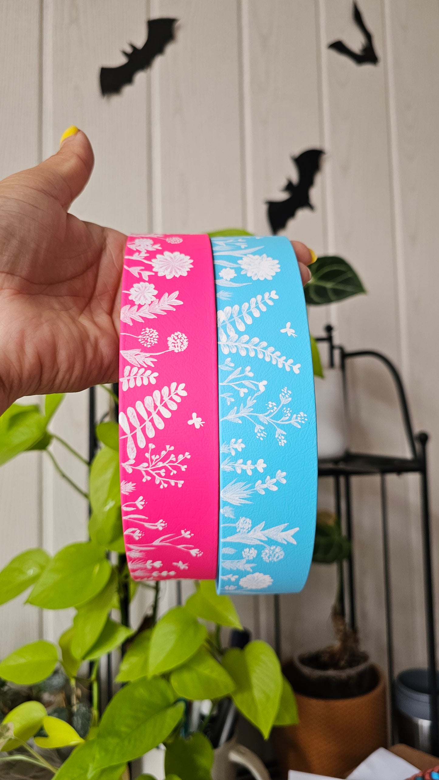 Ručně malovaný BioThane® obojek - 'White Meadow' 38mm