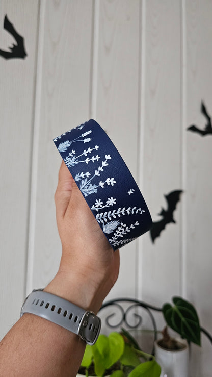 Ručně malovaný BioThane® obojek - 'White Meadow' 38mm