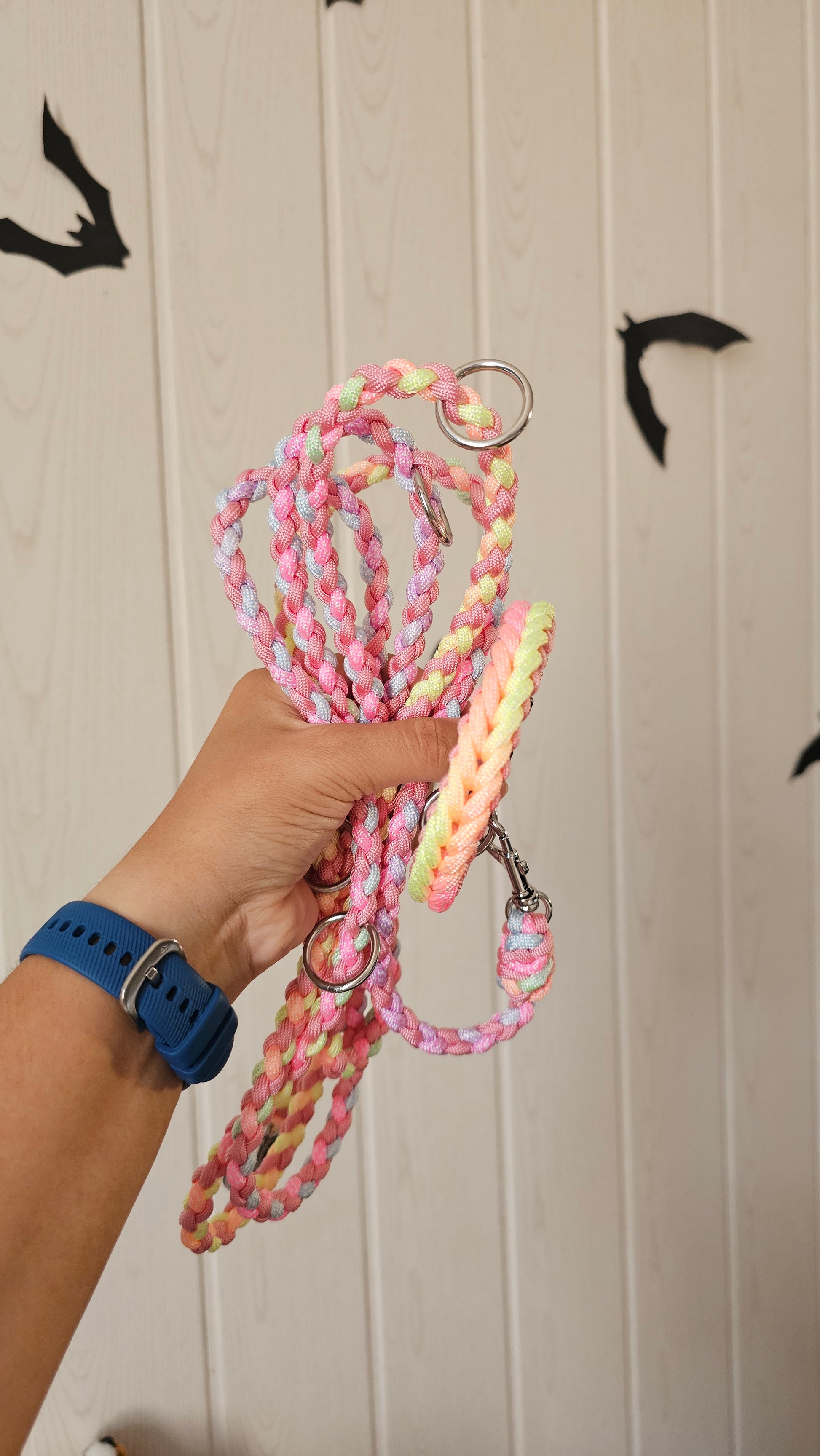Set jemného ručně pleteného paracordového obojku light a vodítka braids mini pro malá plemena v radostných pastelových duhových barvách.
