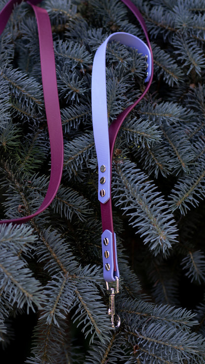 Vinovo - fialové přepínací vodítko z biothanu na míru, ručně vyrobené vodítko s nastavitelnou délkou a ručkou (traffic handle) pro rychlé chycení psa na krátko, které je vhodné pro malé, střední i velké psy. Na výrobu byl použit voděodolný materiál BioThane, díky kterému je vodítko velmi jednoduché na údržbu.