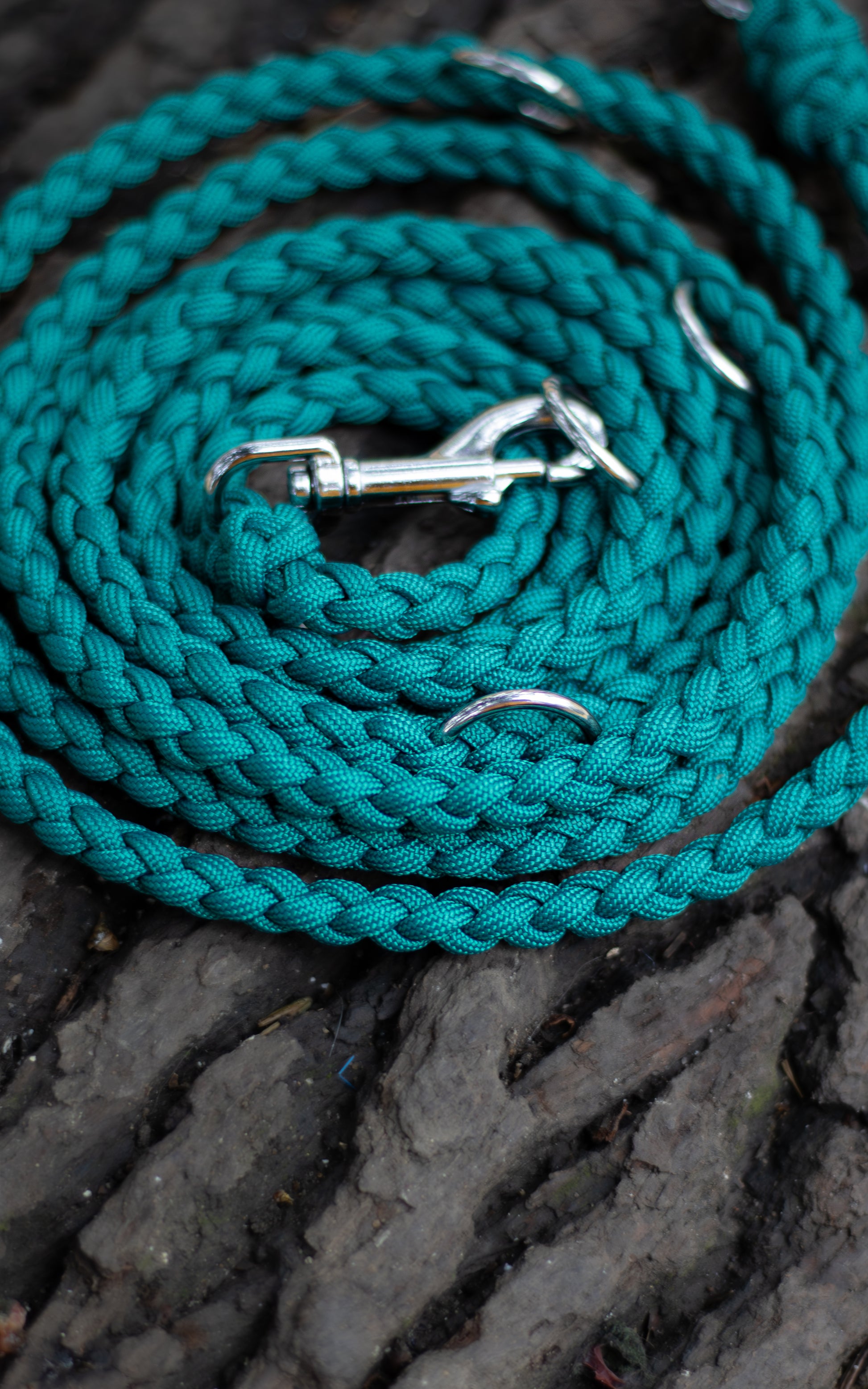 Lehké ručně pletené přepínací paracordové vodítko pro malá plemena psů s nastavitelnou délkou.