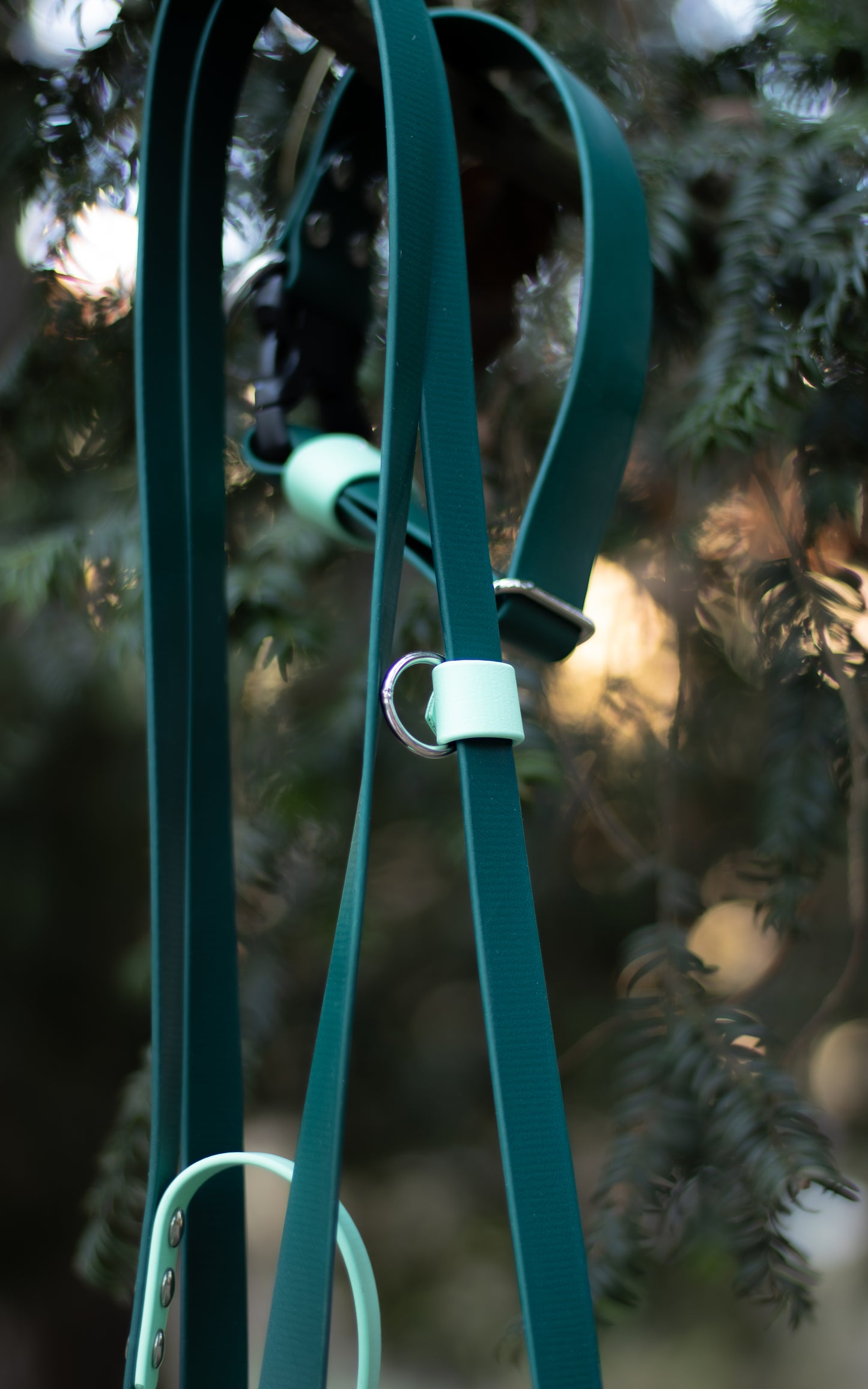 Zeleno - mentolové přepínací vodítko z biothanu na míru, ručně vyrobené vodítko s nastavitelnou délkou a ručkou (traffic handle) pro rychlé chycení psa na krátko, které je vhodné pro malé, střední i velké psy. Na výrobu byl použit voděodolný materiál BioThane, díky kterému je vodítko velmi jednoduché na údržbu.