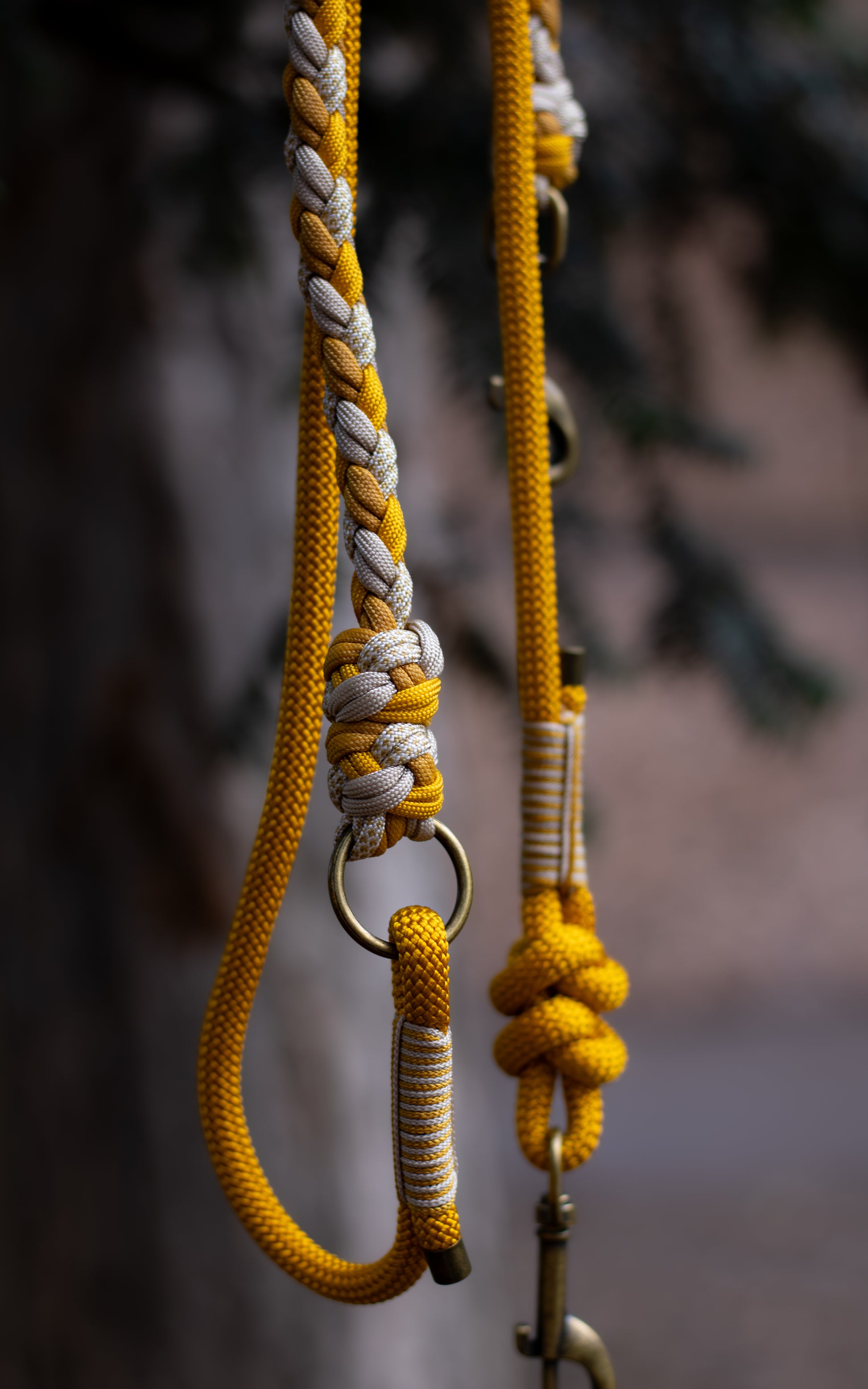 Žluté přepínací vodítko pletené z paracordu v kombinaci s lanem, vhodné na procházky se psem v přírodě i ve městě.