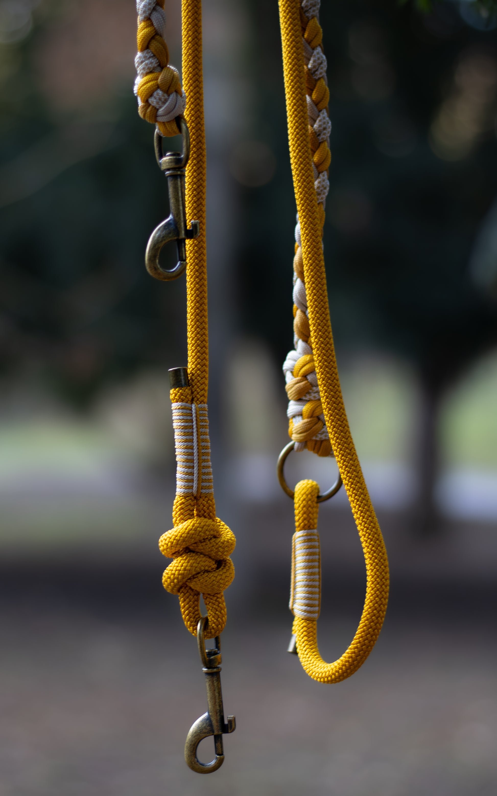 Žluté přepínací vodítko pletené z paracordu v kombinaci s lanem, vhodné na procházky se psem v přírodě i ve městě.